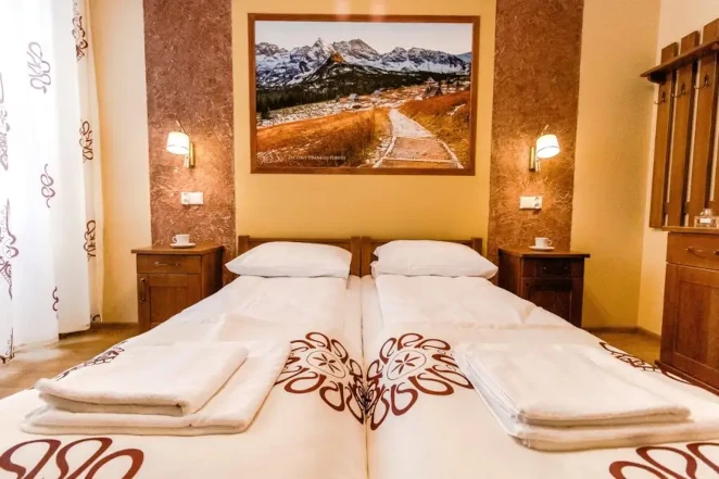 Cameră Confort/Balcon pentru 2+1 persoane, cu baie proprie și vedere la munte